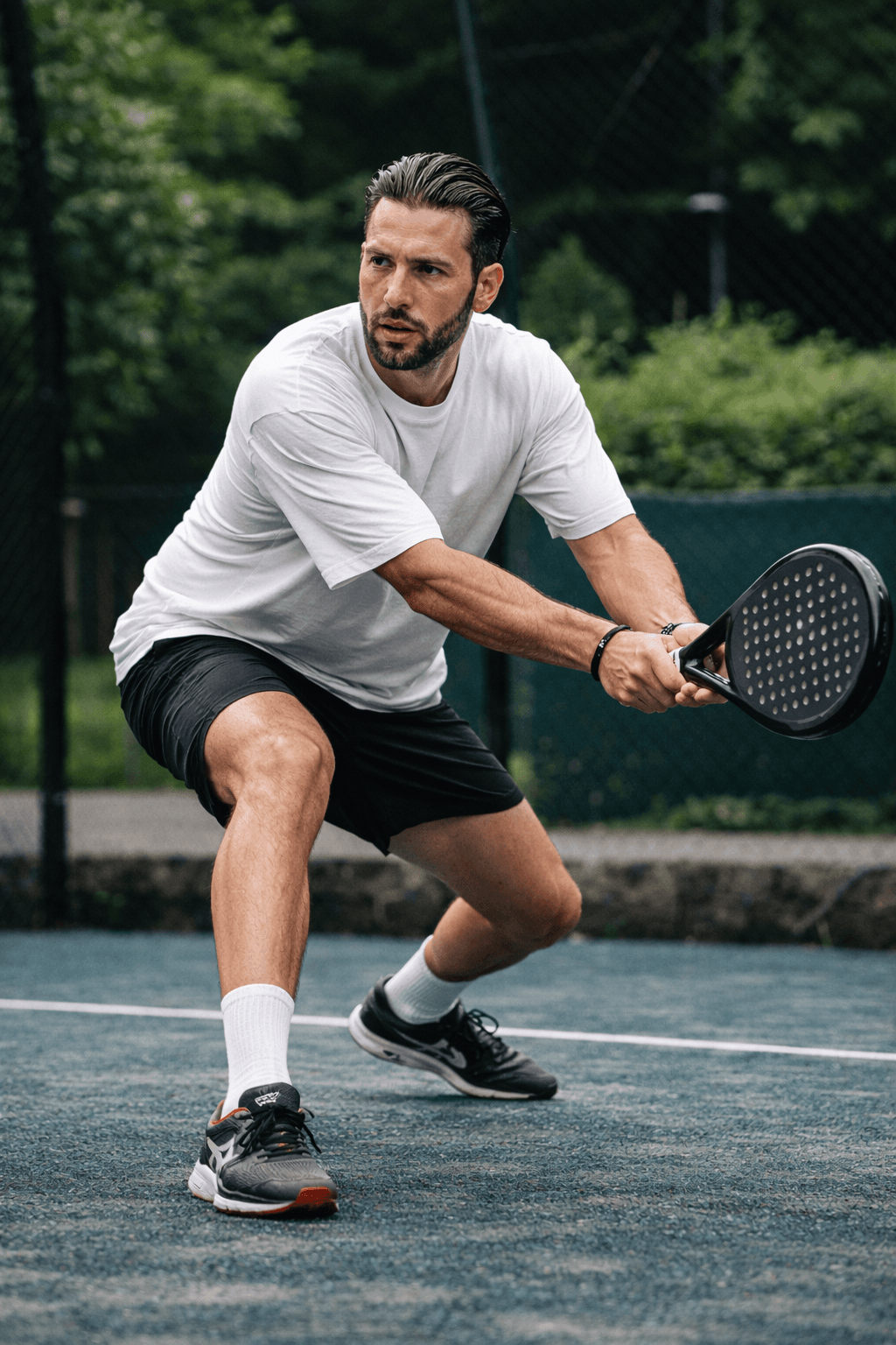 Játékos készenlétben a padelpályán