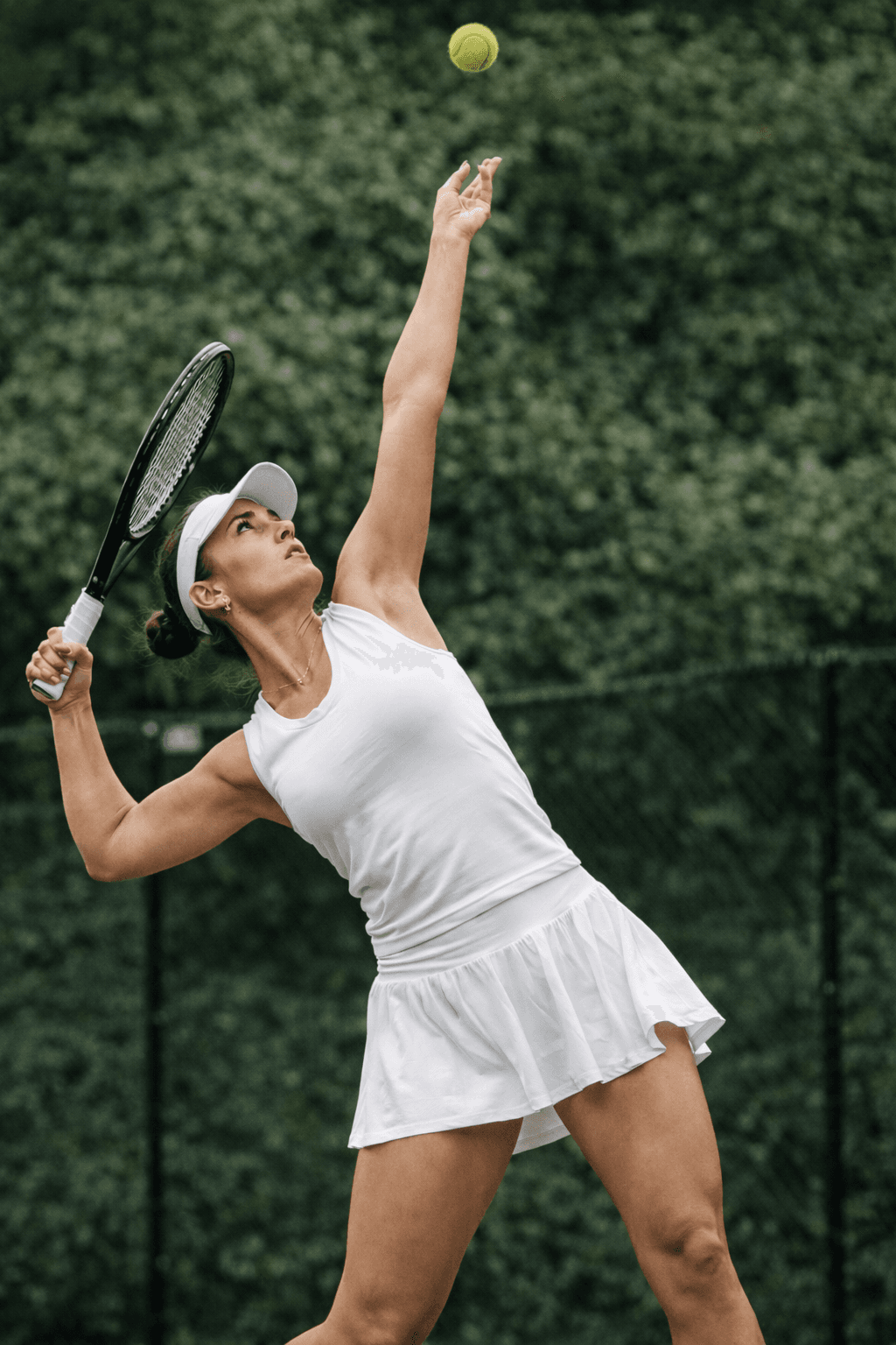 Teniszező ütésközben a pályán